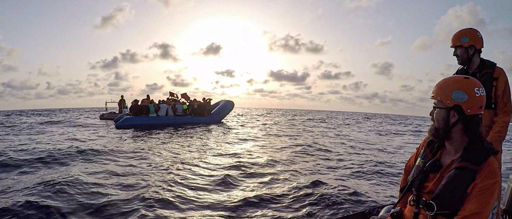 Die von der Seenotrettungsorganisation Sea-Eye herausgegebene Aufnahme zeigt Seenotretter vom Rettungsschiff "Alan Kurdi". (Symbolbild)
