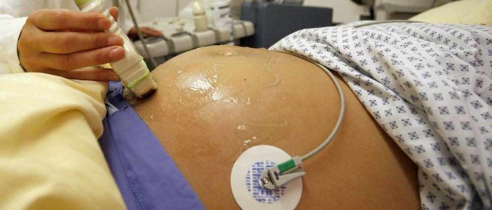 Ultraschall-Untersuchung an einer schwangeren Patientin. 