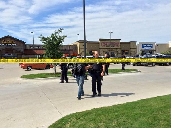 Ein Polizist führt einen Rocker nach einer Schießerei in Waco, Texas, ab.