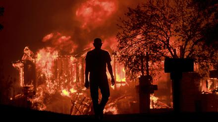 Ein Mann beobachtet am Montag in Fountaingrove, wie Teile seines Wohnviertels niederbrennen.