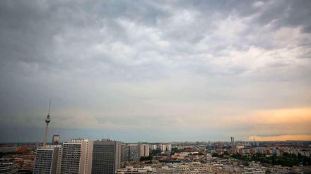 Wolken über Berlin: Bis zum Mittag blieb das von den Meteorologen vorhergesagte Unwetter aber aus.