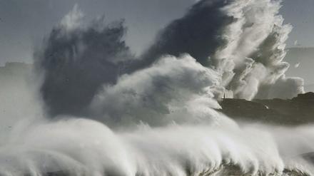 Gigantische Wellen brechen über die Santander vorgelagerte Mouro-Insel hinweg. 
