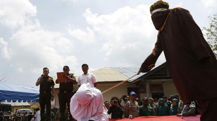 Eine Frau in der indonesischen REgion Acehnese wird am Montag öffentlich ausgepeitscht. Sie wurde mit ihrem Freund gesehen - unverheiratet. 