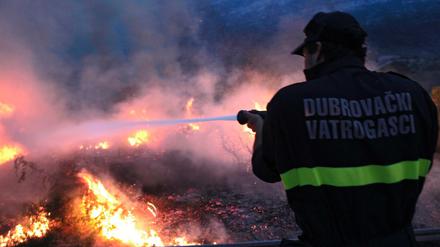 Ein Feuerwehrmann bei den Löscharbeiten in der Nähe des Dorfes Ponikve auf der Harbinsel Peljesac in Kroation am Donnerstag. 