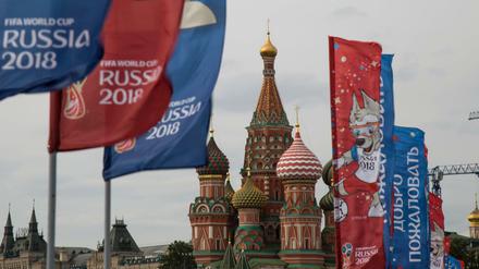 Willkommensflaggen mit dem Logo der Fußball WM 2018 wehen vor der Basilius-Kathedrale in Moskau.