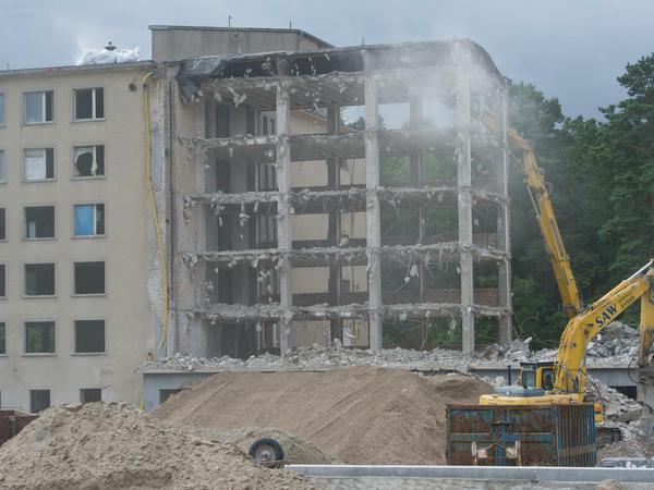 Bagger arbeiten am 29.07.2015 am Abriss eines Gebäudeteils am denkmalgeschützten Block I des KdF-Seebad in Prora (Ortsteil von Binz) auf der Insel Rügen (Mecklenburg-Vorpommern).