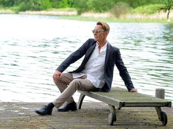 „Ich bin ein notorischer Beginner.“ Designer Wolfgang Joop vor seiner Villa am Heiligen See in Potsdam. 