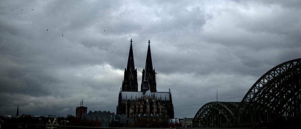 Dunkle Wolken über dem Kölner Dom. In der Silvesternacht kam es rund um den Dom zu zahlreichen Übergriffen auf Frauen. 