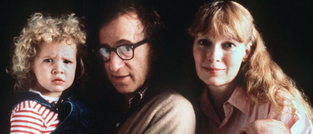 Woody Allen mit seiner damaligen Lebensgefährtin Mia Farrow und der Adoptivtochter Dylan 1988. 