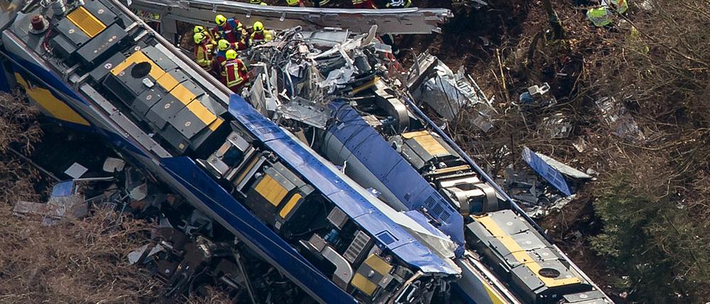 Rettungskräfte stehen am 09.02.2016 an der Unfallstelle eines Zugunglücks in der Nähe von Bad Aibling (Bayern).