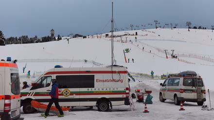 Rettungskräfte versuchten vergeblich, die beiden Skifahrer zu reanimieren.