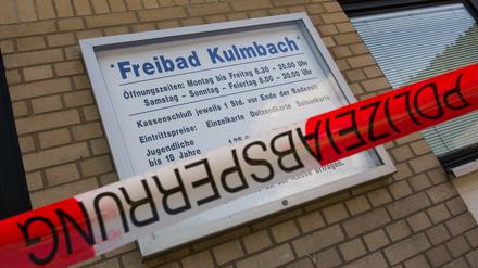 Ein Polizeiabsperrband istvor dem Freibad in Kulmbach (Bayern) zu sehen. Am frühen Sonntagmorgen wurden hier die leblosen Körper von zwei jungen Männern in einem leeren Becken entdeckt.