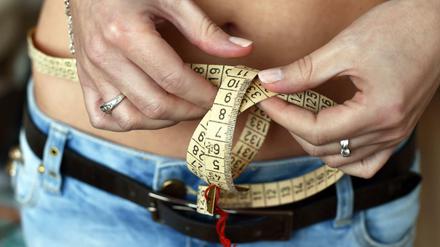 Zwischen Fett und Fasten: Zu viel Gewicht ist ungesund - zu wenig auch.