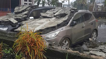 Beschädigte Autos stehen in der Hauptstadt Moroni, nachdem der Zyklon "Kenneth" Mosambik getroffen hat.