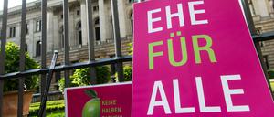 Ein Schild mit der Aufschrift "Ehe für Alle" lehnt am Zaun des Bundesrates in Berlin.