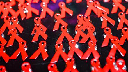 Aids-Schleifen als Anstecknadeln