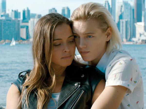Verliebt in Toronto: Jasmine (Natalie Krill, links) und Dallas (Erika Linder).