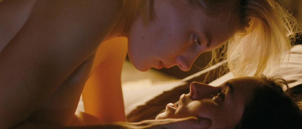 Dallas (Erika Linder) und Jasmine (Natalie Krill) verbringen ein Wochenende im Bett. 