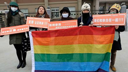 Studentin Chen Qiuyan (2. v. r.) mit Unterstützerinnen vor dem Gericht in Peking.