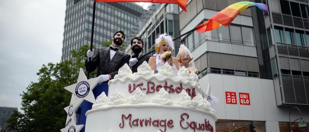 Die US-Botschaft feiert auf dem CSD 2015 die Öffnung der Ehe in den USA.