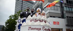 Die US-Botschaft feiert auf dem CSD 2015 die Öffnung der Ehe in den USA.