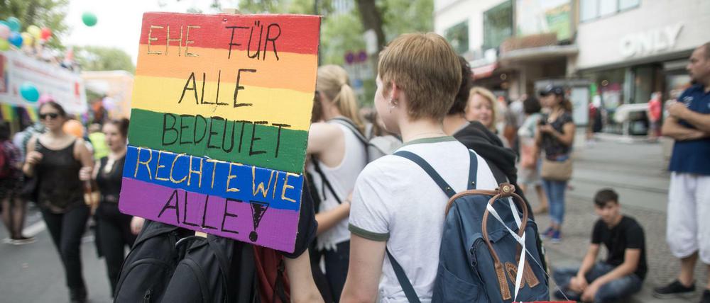 Mit einem Transparent und der Aufschrift "Ehe für alle bedeutet Rechte für alle" ziehen Teilnehmer in Berlin beim Christopher Street Day (CSD) durch die Innenstadt.