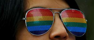 Mit Regenbogenbrille auch gut gerüstet für einen Online-Pride (Archivbild aus Singapur).