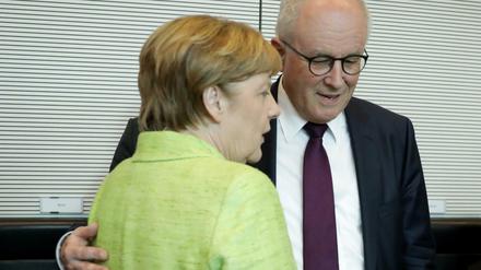 Bundeskanzlerin Angela Merkel (CDU) und Unions-Fraktionschef Volker Kauder geben die Entscheidung zur "Ehe für alle" frei.