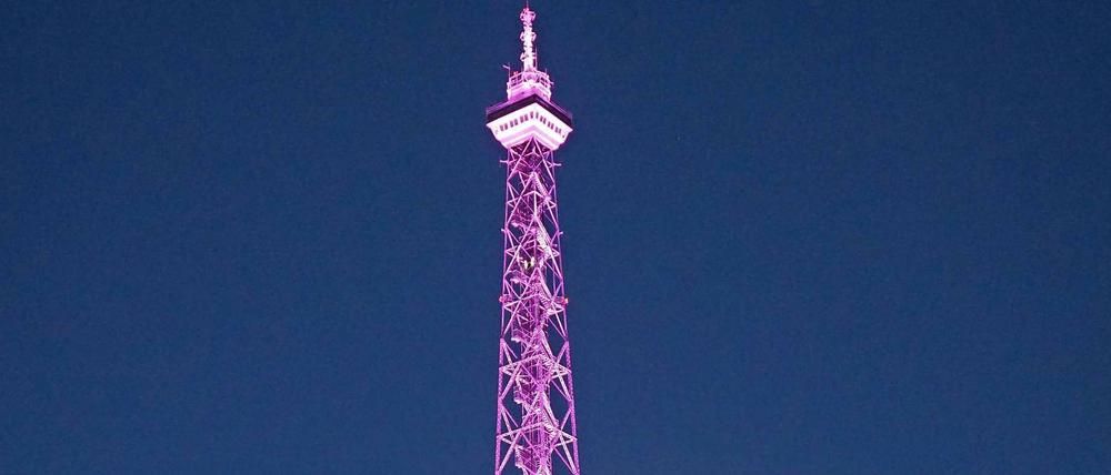 Farbenwechsel am Funkturm. Die Messe Berlin setzt ein Zeichen für die Opfer in Orlando.
