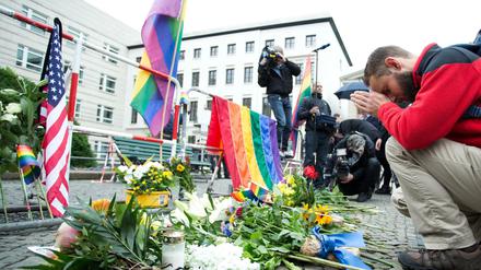Ein Mann trauert vor der US-amerikanischen Botschaft um die Orlando-Opfer am Montagmittag in Berlin. 