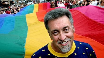 Der US-Künstler und Designer der ersten Regenbogenfahne, Gilbert Baker während einer Gay Pride-Parade in Stockholm im Jahr 2003.