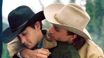 Jake Gyllenhaal (links ) und Heath Ledger in dem Filmdrama "Brokeback Mountain" um zwei schwule Cowboys. 