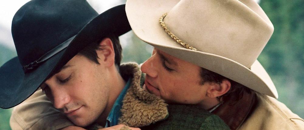Jake Gyllenhaal (links ) und Heath Ledger in dem Filmdrama "Brokeback Mountain" um zwei schwule Cowboys. 