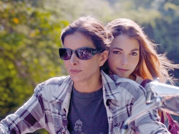 Liz (Patricia Velasquez) und Eva (Eloisa Maturen) in "Liz in September". 