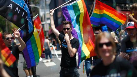 Queere Demonstranten auf der Straße.