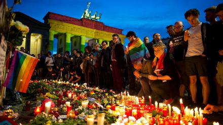 Tausende gedachten am Samstagabend vor dem in den Regenbogenfarben angestrahlten Brandenburger Tor der Toten von Orlando.