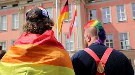 Bisher fehlt der Diskriminierungsschutz für LGBTIs im Grundgesetz. Hier queere Menschen vor dem Brandenburger Landtag.