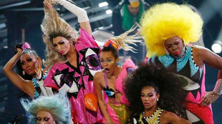 Miley Cyrus (Mitte) und eine Gruppe von Drag Queens bei den MTV Video Music Awards in Los Angeles.