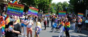 „Für Eure und unsere Freiheit“ – schon bei der ersten East-Pride-Demo im vergangenen Jahr solidarisierten sich die Veranstalter:innen mit queeren Menschen in Ost- und Mitteleuropa.