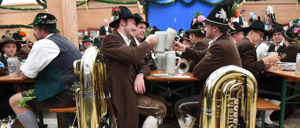 Musiker in Tracht am Sonntag in einem Bierzelt auf dem Oktoberfest in München. Auch Schwule willkommen? 