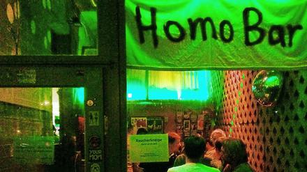 "Homo-Bar" - Banner im Möbel Olfe in Kreuzberg.