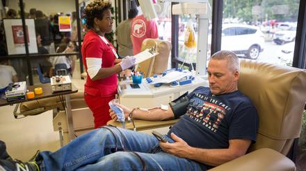Blutspender im OneBlood Blood Donation Center von Orlando. 