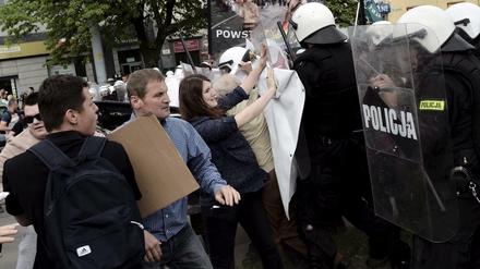 Polnische Nationalisten treffen mit der Polizei zusammen.