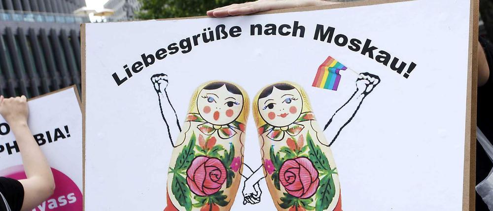 Ein Demoplakat beim Berliner CSD 2015 gegen Homophobie in Russland.