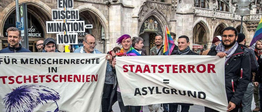 Queere Aktivisten demonstrierten am Donnerstag in München für die verfolgten Schwulen in Tscheschenien.