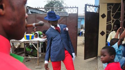 Provokant elegant. Die sogenannten Sapeurs stolzieren in den Slums von Brazzaville wie Stars herum.