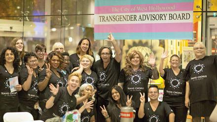 Ein Trans-Chor aus Los Angeles feiert den Transgender Remembrance Day.