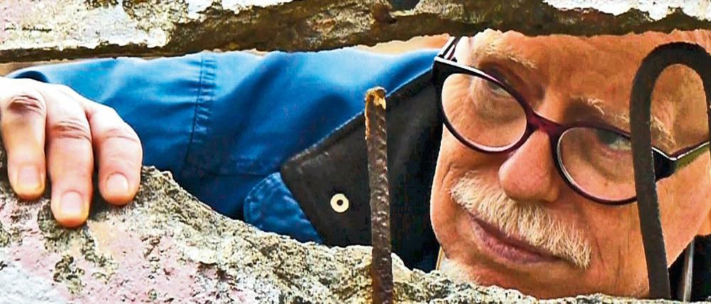 Kuckuck. Regisseur Lambert, 74, blickt in die Vergangenheit - durch einen Mauerrest.
