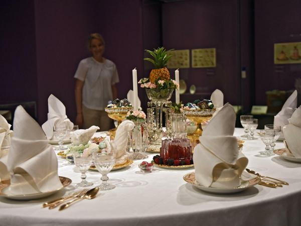 Auch in der Bundeskunsthalle in Bonn läuft eine Pückler-Ausstellung. Auf dem Tisch sind Desserts nachgestellt, die Fürst Pückler einst auftischen ließ. 
