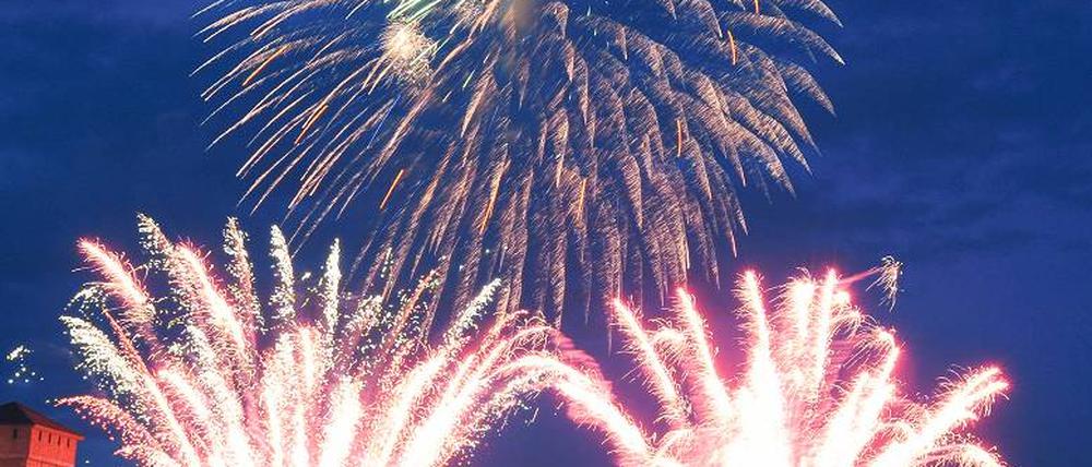 Feuerwerk über dem Bodden – gehört auch zum „Störtebeker“ in Ralswiek. Foto: dpa